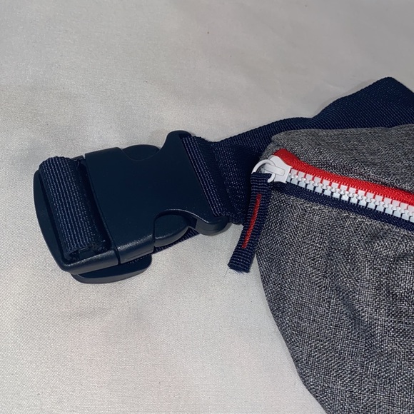 NWT Converse Fanny pack - Picture 5 of 6